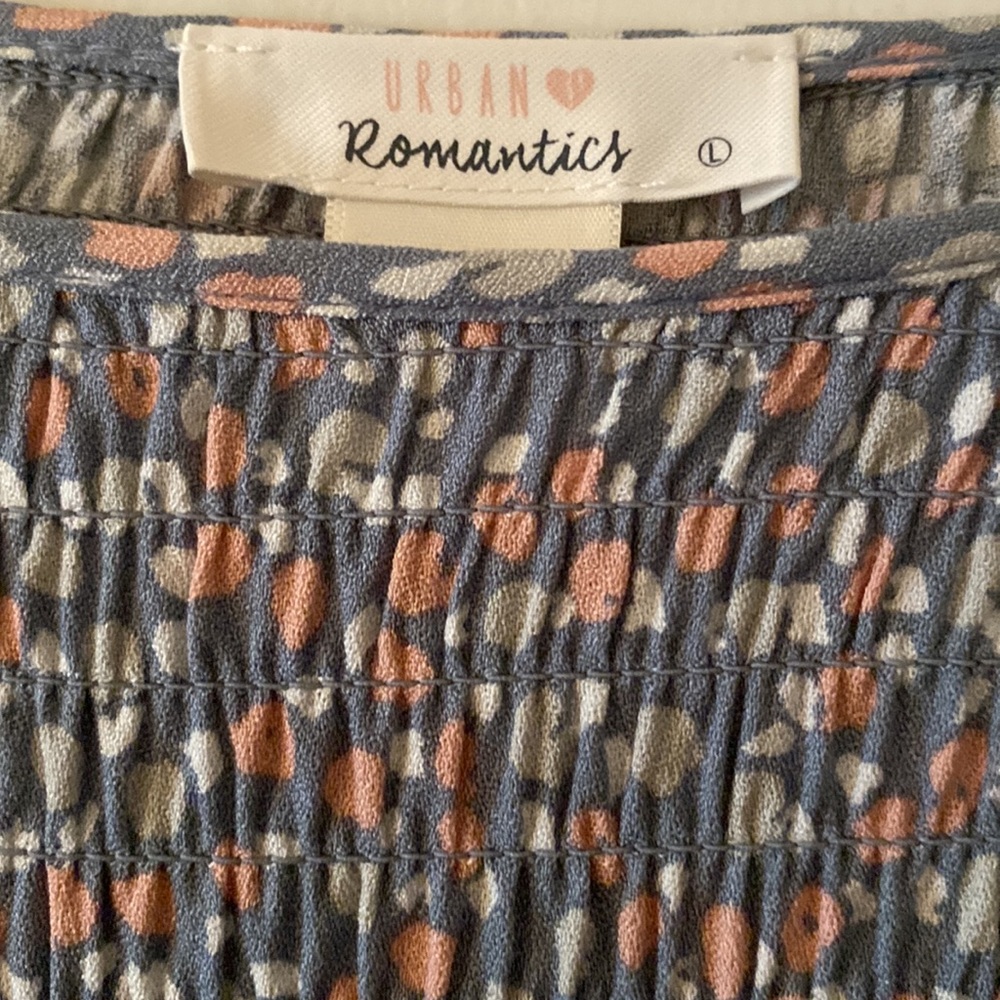 Beautiful blouse! - Picture 2 of 3